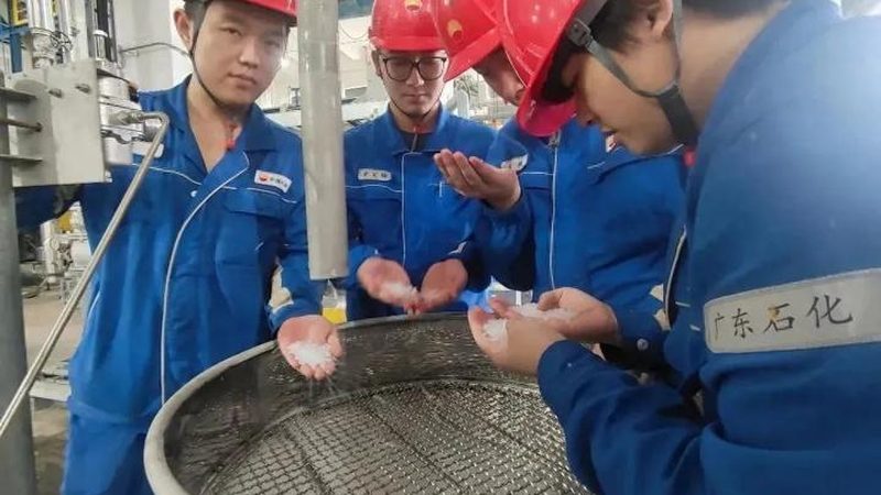 橡胶助剂主要应用于橡胶制品的生产，如轮胎、密封件等。其主要特点如下：